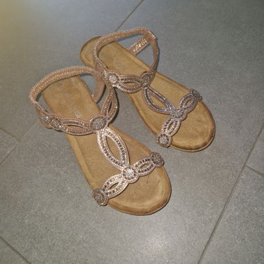 Lilly & Rose Sandalen mit Schmucksteinen – Gr. 38
