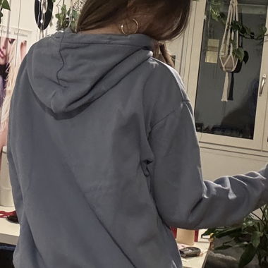 Blauer Kapuzenpullover
