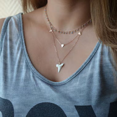 Collier en or avec dent de requin