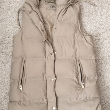 Gilet imbottito lungo beige ZARA con cappuccio
