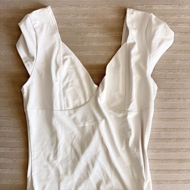 Haut blanc à décolleté en V profond