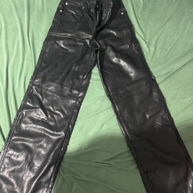 Pantalon en similicuir Bershka noir