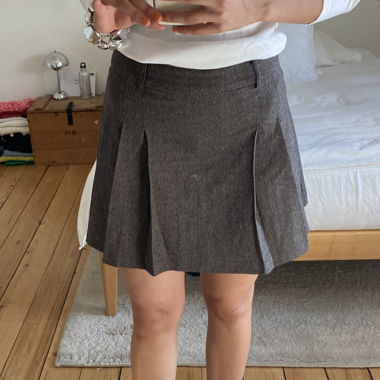 brown skirt
