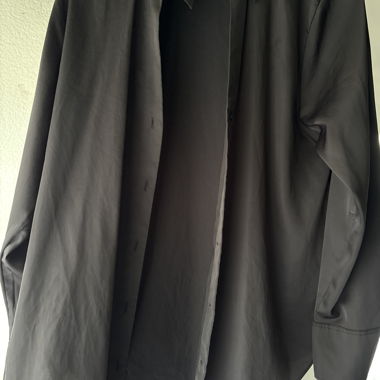 Chemise noire imitation satinée 