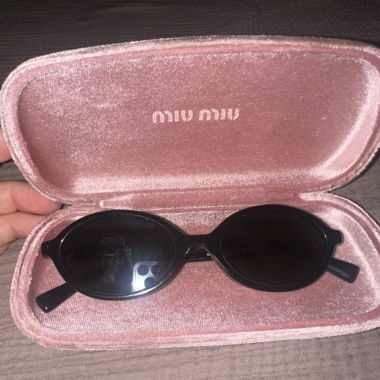 Lunettes de soleil Miu Miu avec étui et sac