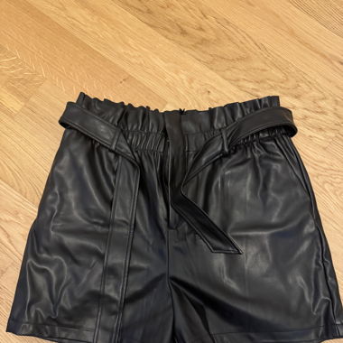 Schwarze Kunstleder Shorts von Vero Moda 