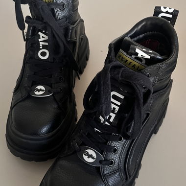 Buffalo schwarze Plateaustiefel