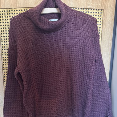 Weinroter Strickpulli
