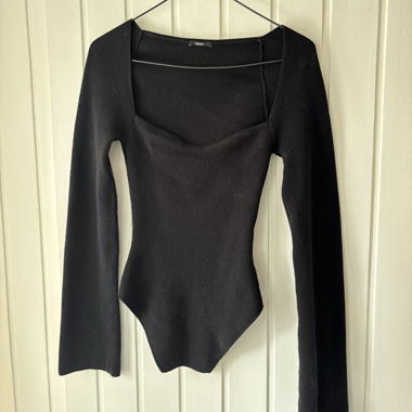 Maglia nera a coste a maniche lunghe