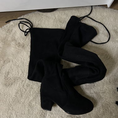 Schwarze Overknee-Stiefel