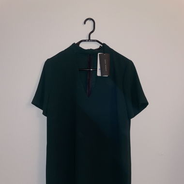 Zara Kleid mit V-Ausschnitt