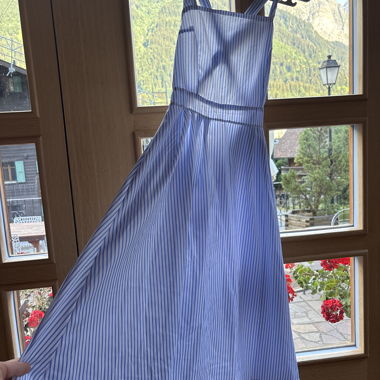 Leichtes gestreiftes Kleid blau-weiß