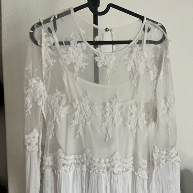 weisses Spitzenkleid mit Unterkleid