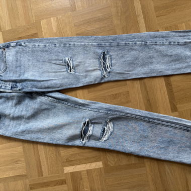 TALLY WEiJ Size 34 ripped light wash jeans