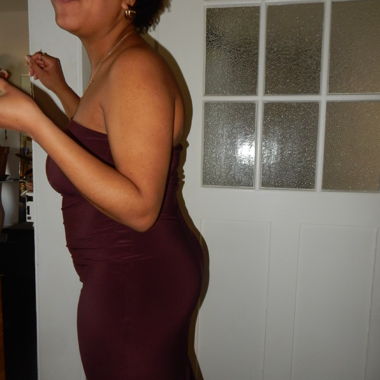Bordeauxfarbene trägerlose Maxikleid