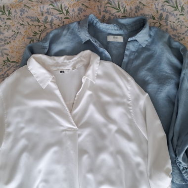 Set of 2 Uniqlo Blouses L white and light blue