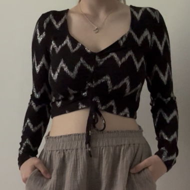 Top nero a maniche lunghe con glitter