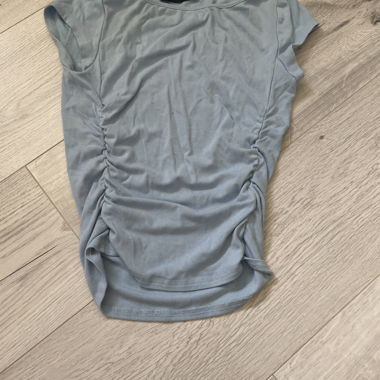 T-shirt bleu clair avec fronces sur les côtés