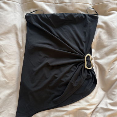 Schwarzes Oberteil mit goldem Detail