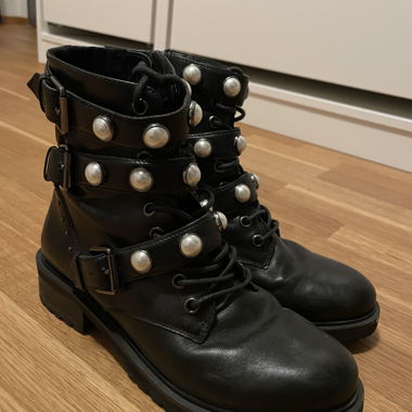 Schwarze Biker-Boots mit Perlen 37