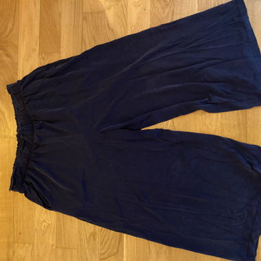 Pantaloni di tessuto blu scuro ampi