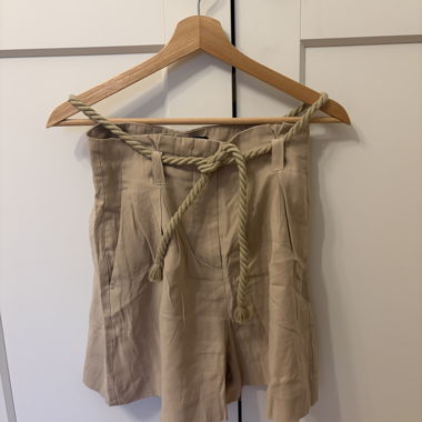 Shorts beige avec ceinture de Mango