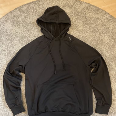 Schwarzer Kapuzenpulli