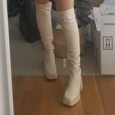 Weisse kniehohe Stiefel