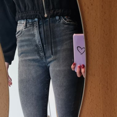 Graue Jeans mit Modelöchern