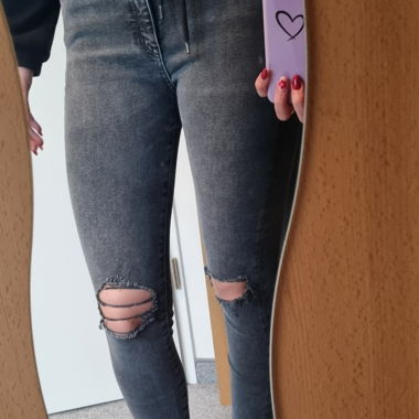 Jean gris avec trous de mode