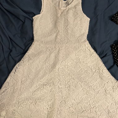 Weisses Spitzenkleid