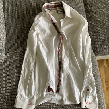 Blusa da donna bianca con fodera a quadri