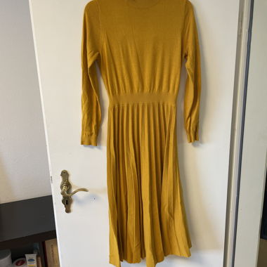 Senfgelbes Strickkleid mit Rollkragen