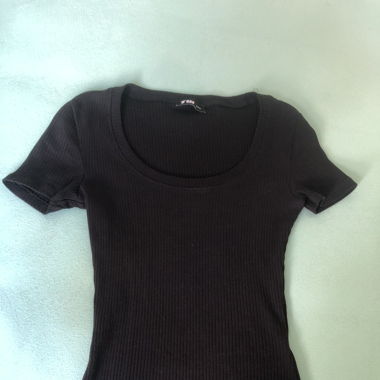Schwarzes Top mit eckigem Ausschnitt TW
