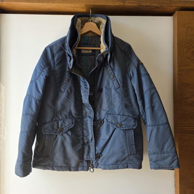 Blaue Winterjacke