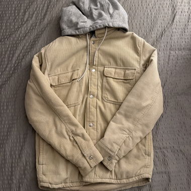 Giacca beige con cappuccio grigio integrato