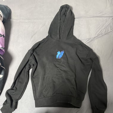Hoodie mit blauen Schmetterlingen 