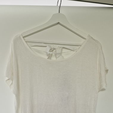 Weisses Shirt mit Schleife