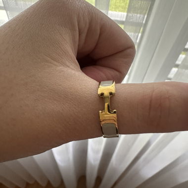 Goldfarbener Ring mit H-Design