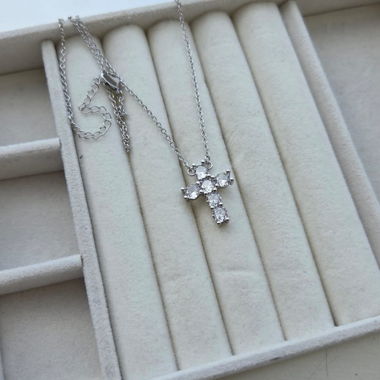 Collana con croce in tonalità argento
