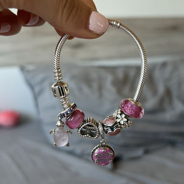 Bracelet Pandora avec breloques