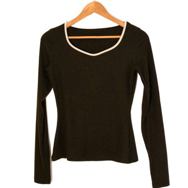 Pull noir coll blanc