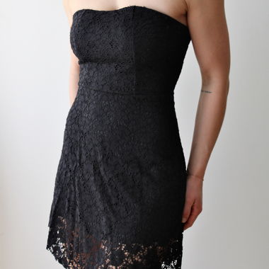 Robe en dentelle, noire