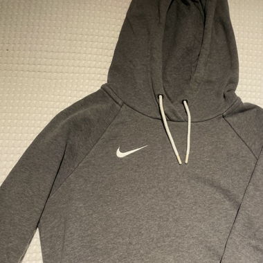 Nike: grey hoodie 