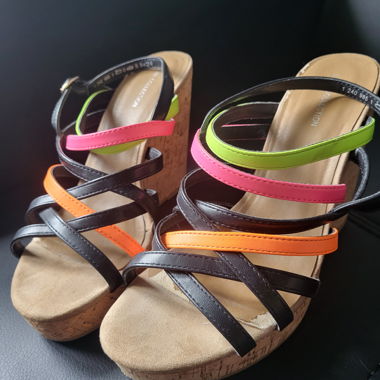 Chaussures à talon compensé colorées