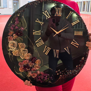 Dekorative Wanduhr mit Blumen