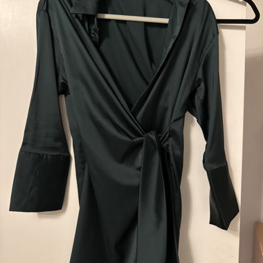 Vestito corto a portafoglio effetto raso verde scuro