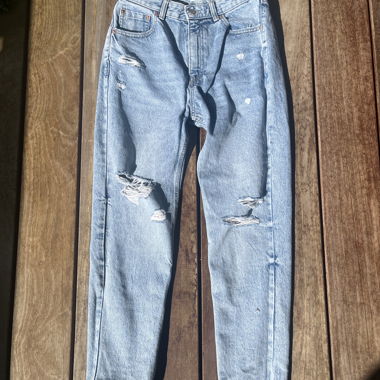 MOM-Jeans mit Löcher