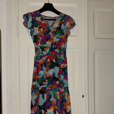 Leichtes, farbenfrohes Maxikleid
