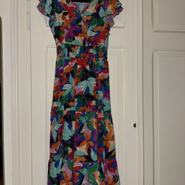 Leichtes, farbenfrohes Maxikleid